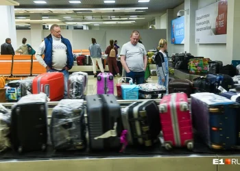 Россиянин воровал брендовые сумки в аэропорту. Теперь его хотят посадить в тюрьму во Вьетнаме на десятки лет Россиянин воровал брендовые сумки в аэропорту. Теперь его хотят посадить в тюрьму во Вьетнаме на десятки лет
