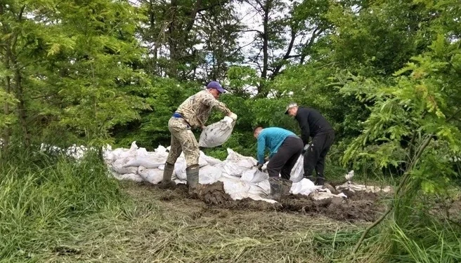 Паводки разрушают дамбы и топят дома на Кубани