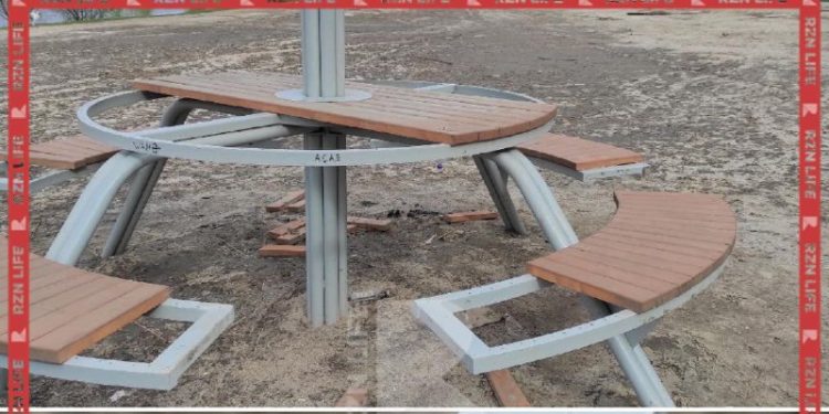 В Рязани на пляже у Орехового озера вандалы разобрали новую беседку