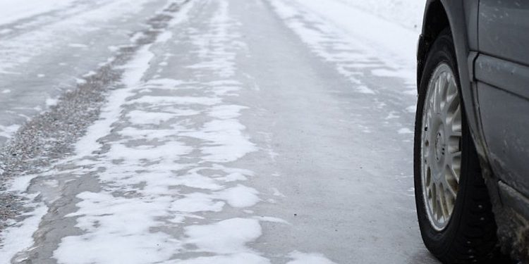 Рязанские госавтоинспекторы просят водителей быть осторожнее на дорогах из-за гололедицы