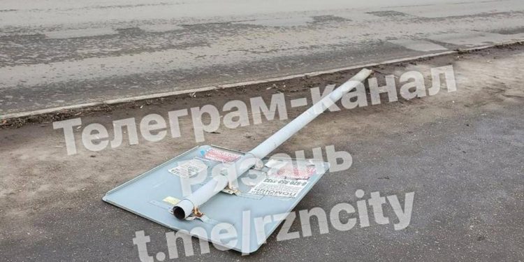 На улице Новоселов дорожный знак упал на юного рязанца