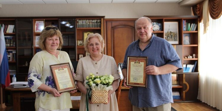 Экс-ректор РГУ имени Есенина Андрей Минаев вместе с супругой вернулся из Донецка в Рязань Экс-ректор РГУ имени Есенина Андрей Минаев вместе с супругой вернулся из Донецка в Рязань