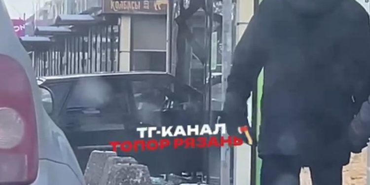 На улице Станкозаводской легковушка влетела в салон оптики