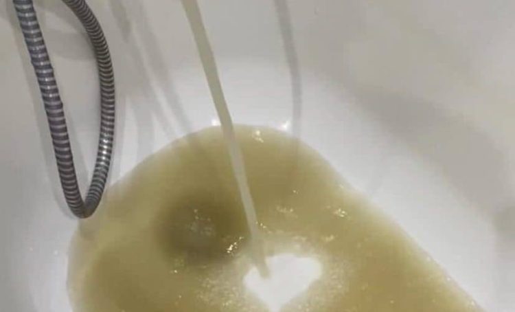 Рязанцы жалуются на желтую воду, которая течет из-под крана