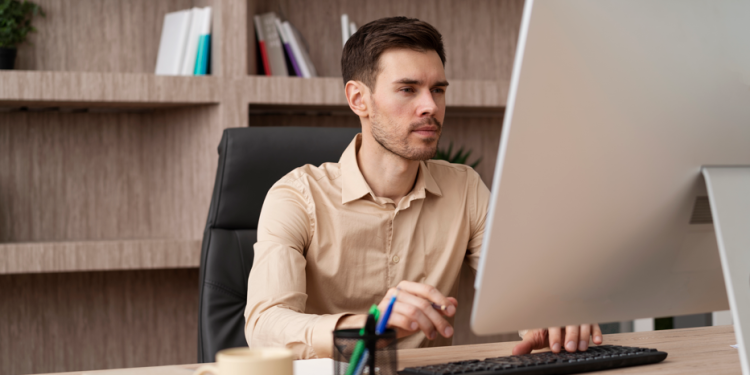 Психолог Самбурский: нелюбимая работа может привести к инфаркту