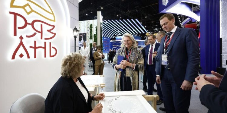Бывший министр иностранных дел Австрии Кнайсль посетила стенд Рязанской области на ПМЭФ-2025