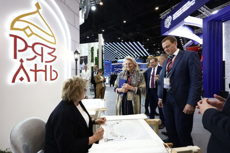 Бывший министр иностранных дел Австрии Кнайсль посетила стенд Рязанской области на ПМЭФ-2025