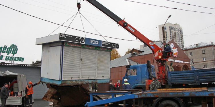 В Рязани принудительно демонтировали киоск на площади Попова