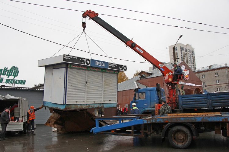 В Рязани принудительно демонтировали киоск на площади Попова