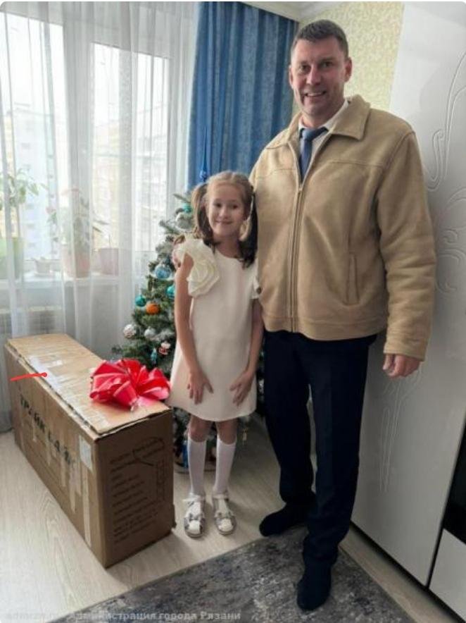 Начальник управления по физкультуре Рязанской области Сосунов вручил 9-летней девочке подарок