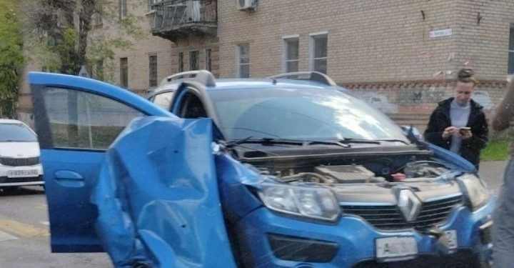 На улице Полетаева легковушке оторвало капот