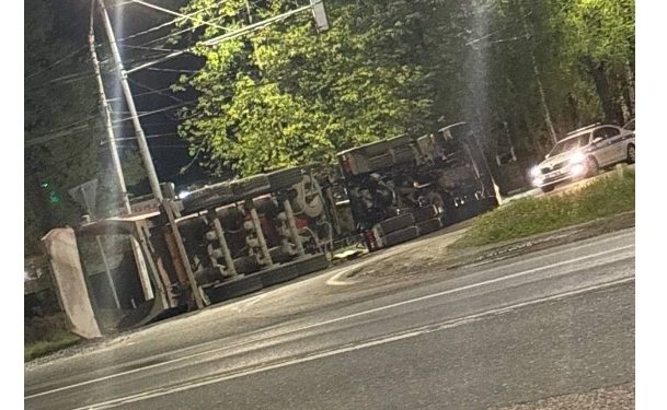 На Московском шоссе опрокинулась фура