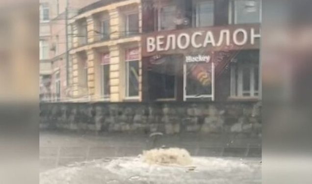 Во время сильного дождя в центре Рязани забил «фонтан»