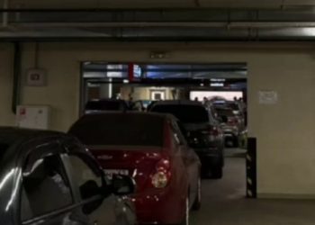 Из-за заглохшей машины выезд с парковки рязанского ТРЦ "Малина" заблокировали на час Из-за заглохшей машины выезд с парковки рязанского ТРЦ «Малина» заблокировали на час