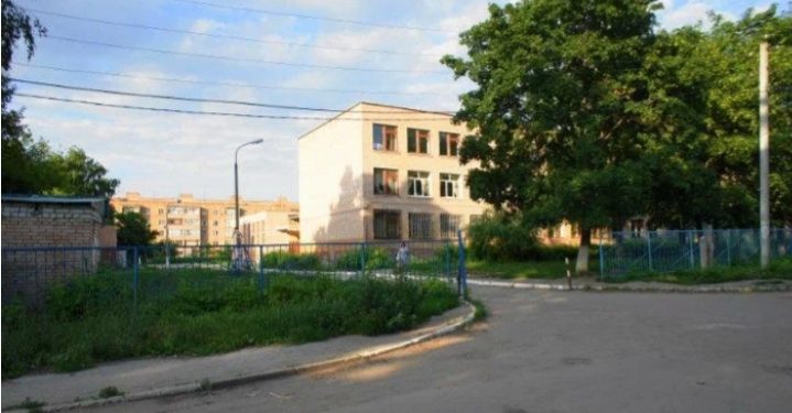 Горожане заметили онаниста возле школы №17