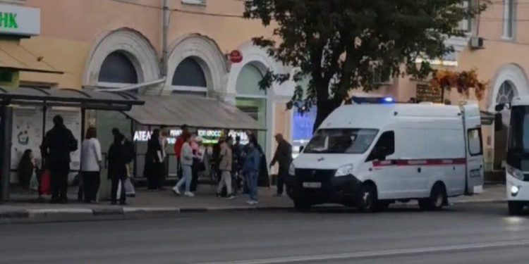 С остановки на Первомайском проспекте «скорая» увезла человека