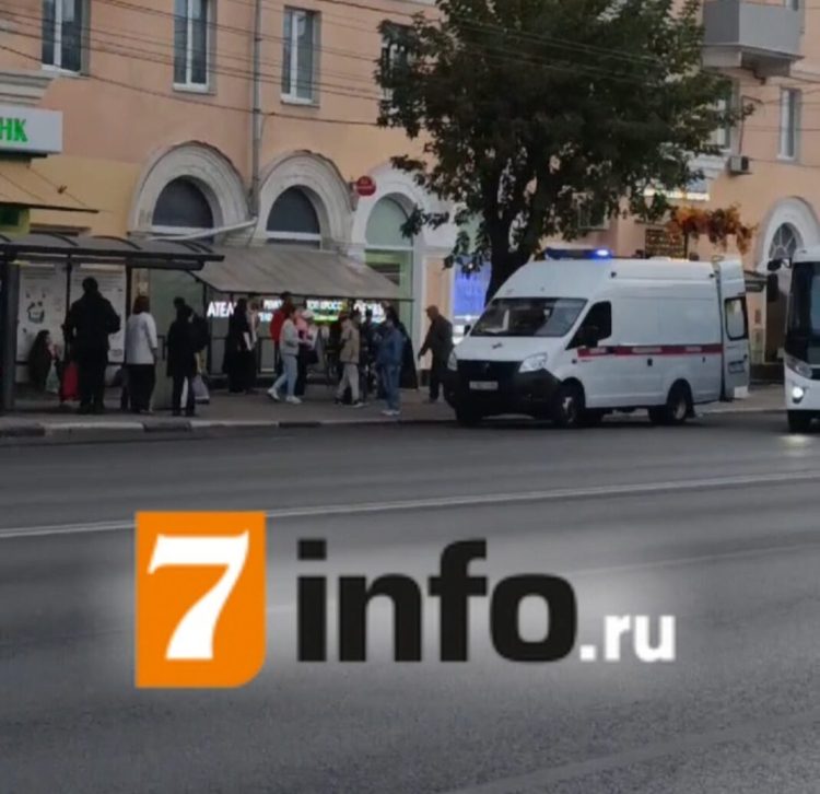 С остановки на Первомайском проспекте "скорая" увезла человека