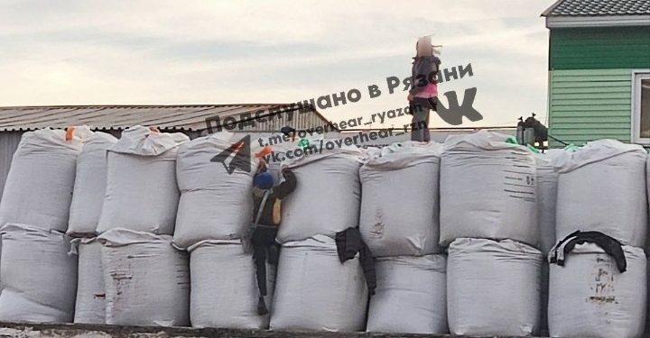 Рязанцы сообщили о детях, играющих на мешках с реагентом Рязанцы сообщили о детях, играющих на мешках с реагентом