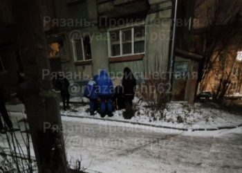 Из окна рязанской многоэтажки выпала 15-летняя девушка