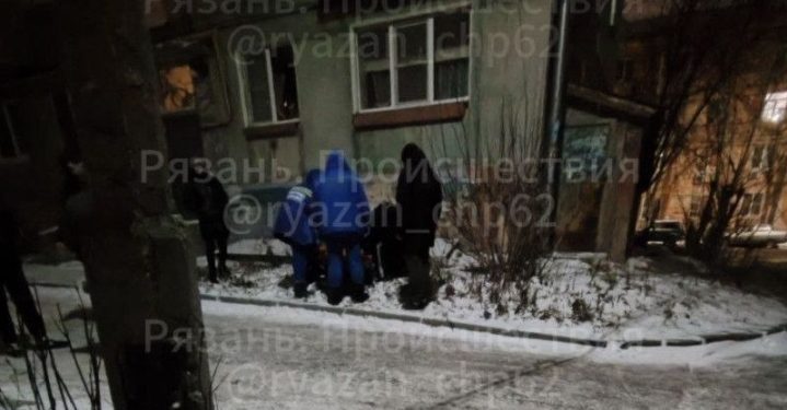 Из окна рязанской многоэтажки выпала 15-летняя девушка