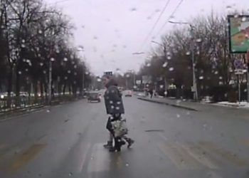 В центре Рязани легковушка вылетела на дорогу, по которой шли женщина с ребенком