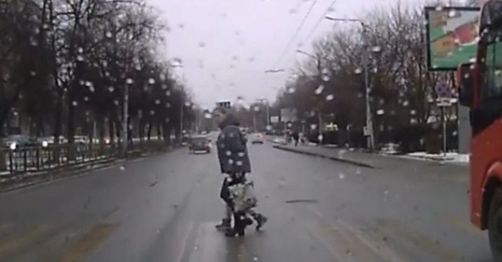 В центре Рязани легковушка вылетела на дорогу, по которой шли женщина с ребенком