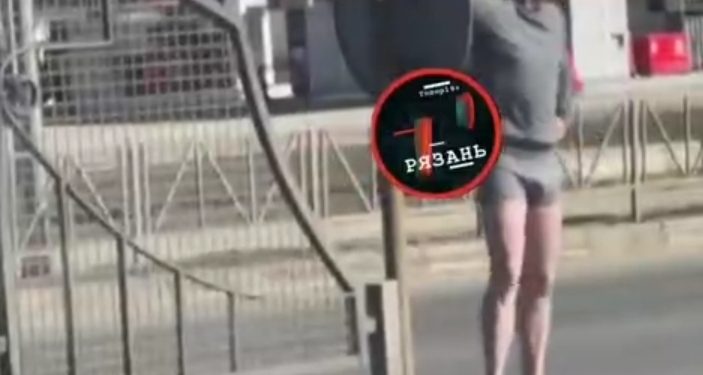 В Рязани засняли мужчину без обуви и в трусах, бегающего по дороге
