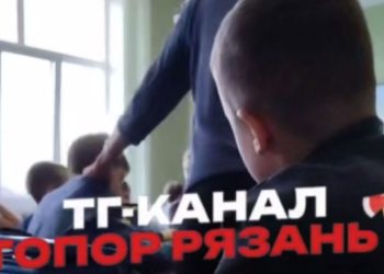 В рязанской школе №3 преподаватель за шиворот выставила ученика из класса