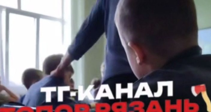 В рязанской школе №3 преподаватель за шиворот выставила ученика из класса