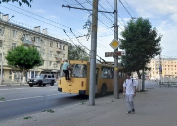 На рязанской площади Победы у троллейбуса №9 "слетели" искрящиеся рога На рязанской площади Победы у троллейбуса №9 «слетели» искрящиеся рога