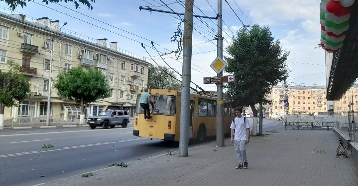 На рязанской площади Победы у троллейбуса №9 «слетели» искрящиеся рога