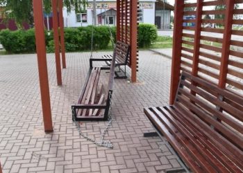 В рязанском Пителине вандалы сломали в сквере деревянные качели