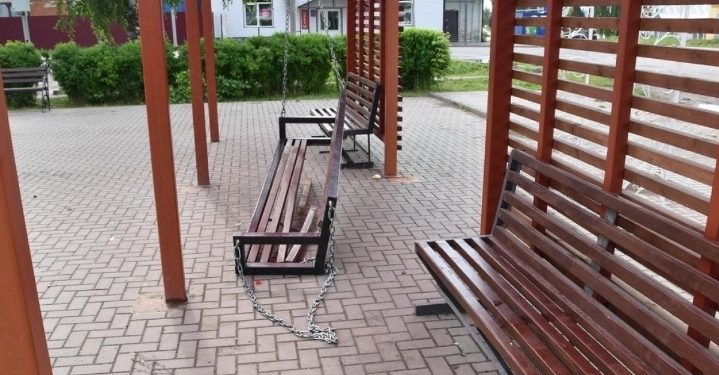 В рязанском Пителине вандалы сломали в сквере деревянные качели