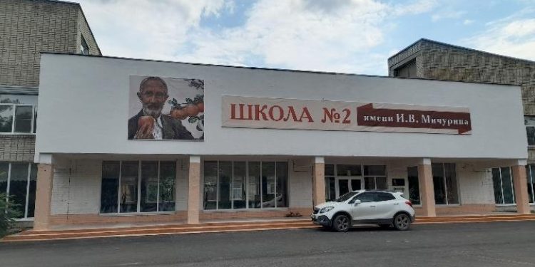 В рязанском Новомичуринске на фасаде школы №2  заменили вывеску