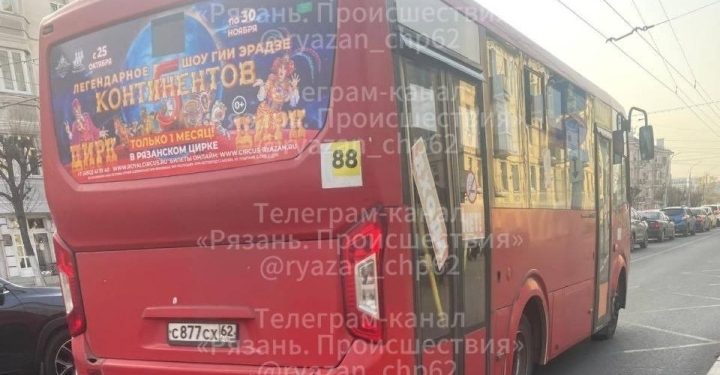 Рязанцы пожаловались на водителя маршрутки №88, разговаривавшего по телефону во время езды Рязанцы пожаловались на водителя маршрутки №88, разговаривавшего по телефону во время езды