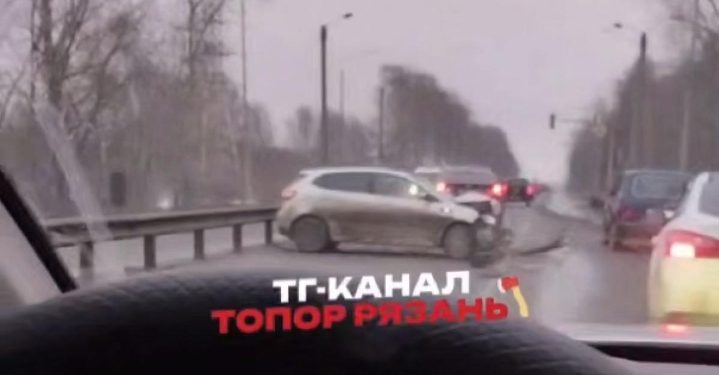 На Южной окружной в Рязани легковушка врезалась в ограждение