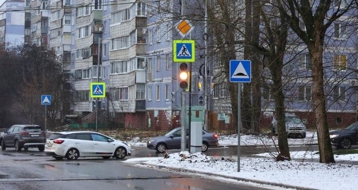 На пересечении улиц Ленинского Комсомола и 9-я Линия заработал светофор