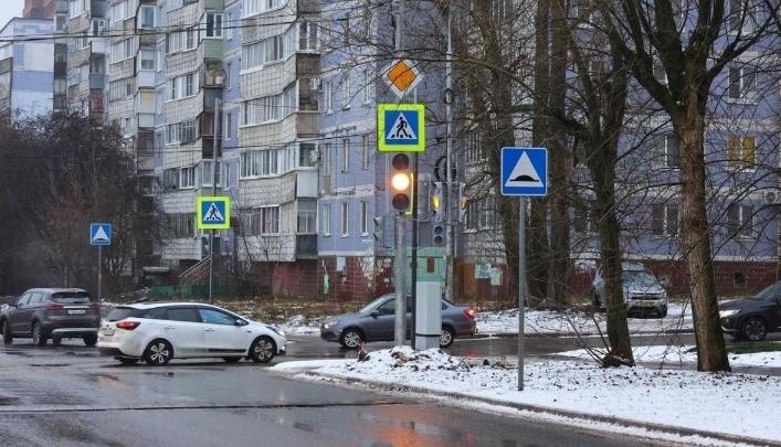 На пересечении улиц Ленинского Комсомола и 9-я Линия заработал светофор