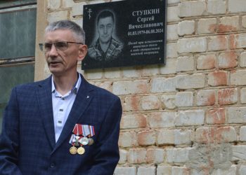 В Чучковском районе на фасаде Назаровской школы открыли памятную доску погибшему на СВО рядовому Ступкину