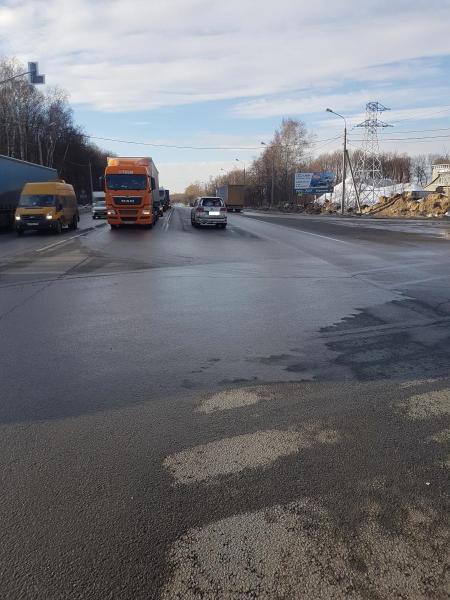 На рязанской дороге М5 "Урал" водитель грузовика врезался в легковушку