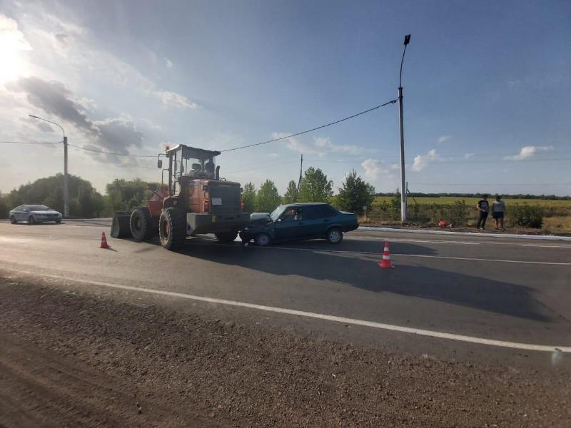 В Милославском районе пьяный водитель легковушки протаранил трактор