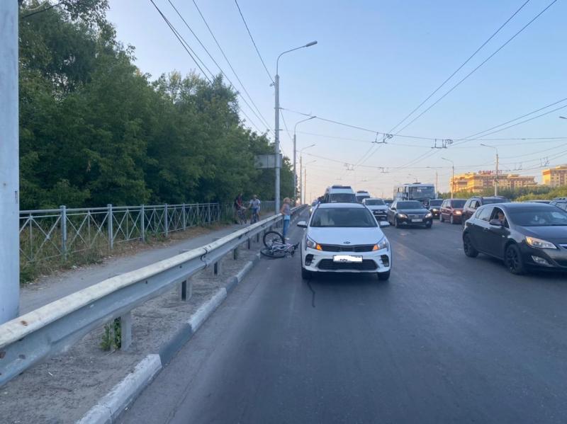 На Московском шоссе велосипедист врезался в автомобиль