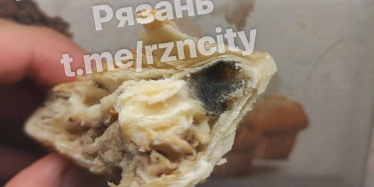 В рязанском супермаркете «Пятерочка» ребенок съел самсу с плесенью внутри