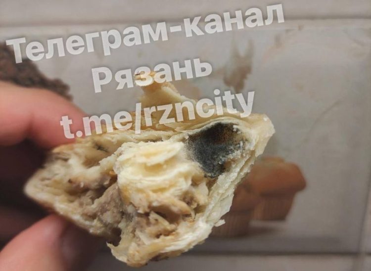 В рязанском супермаркете "Пятерочка" ребенок съел самсу с плесенью внутри