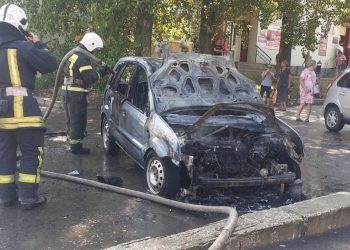 В Рязани сгорела машина, пока водитель ходил в парикмахерскую