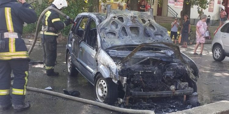 В Рязани сгорела машина, пока водитель ходил в парикмахерскую