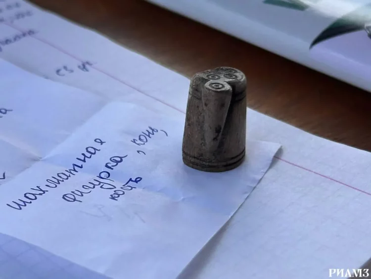 На раскопках в Рязанском кремле нашли шахматную фигурку начала XV века