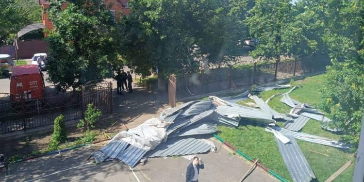 Сорвало крышу: в Краснодаре во время последнего звонка пострадали 12 детей