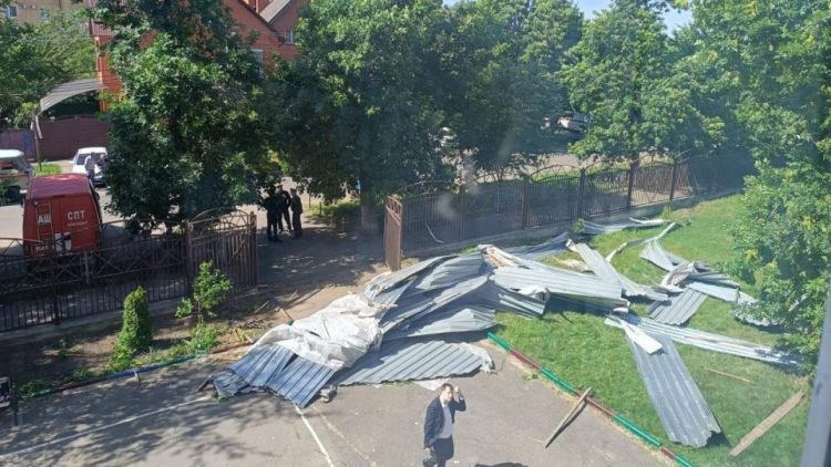Сорвало крышу: в Краснодаре во время последнего звонка пострадали 12 детей