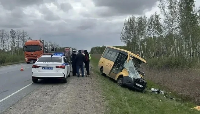 Школьный автобус разбился на омской трассе
